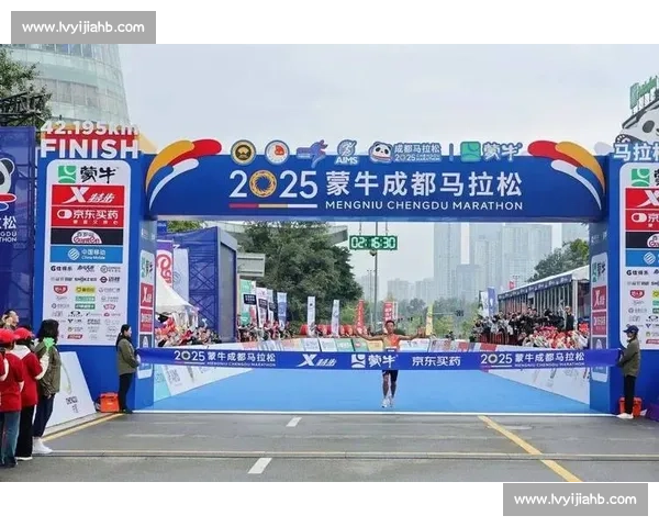 成马夺冠摔过终点！管油胜的 2 小时 16 分与草根韧劲